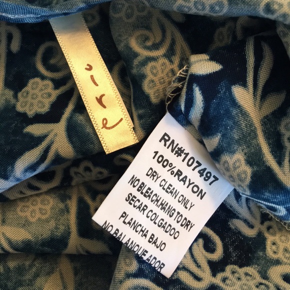 HP🎉Plus size blue floral cold shoulder top - Picture 7 of 7